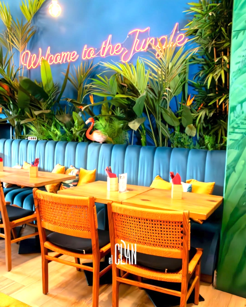 Neon Welcome to the Jungle e Sofá Turquesa no El Clan